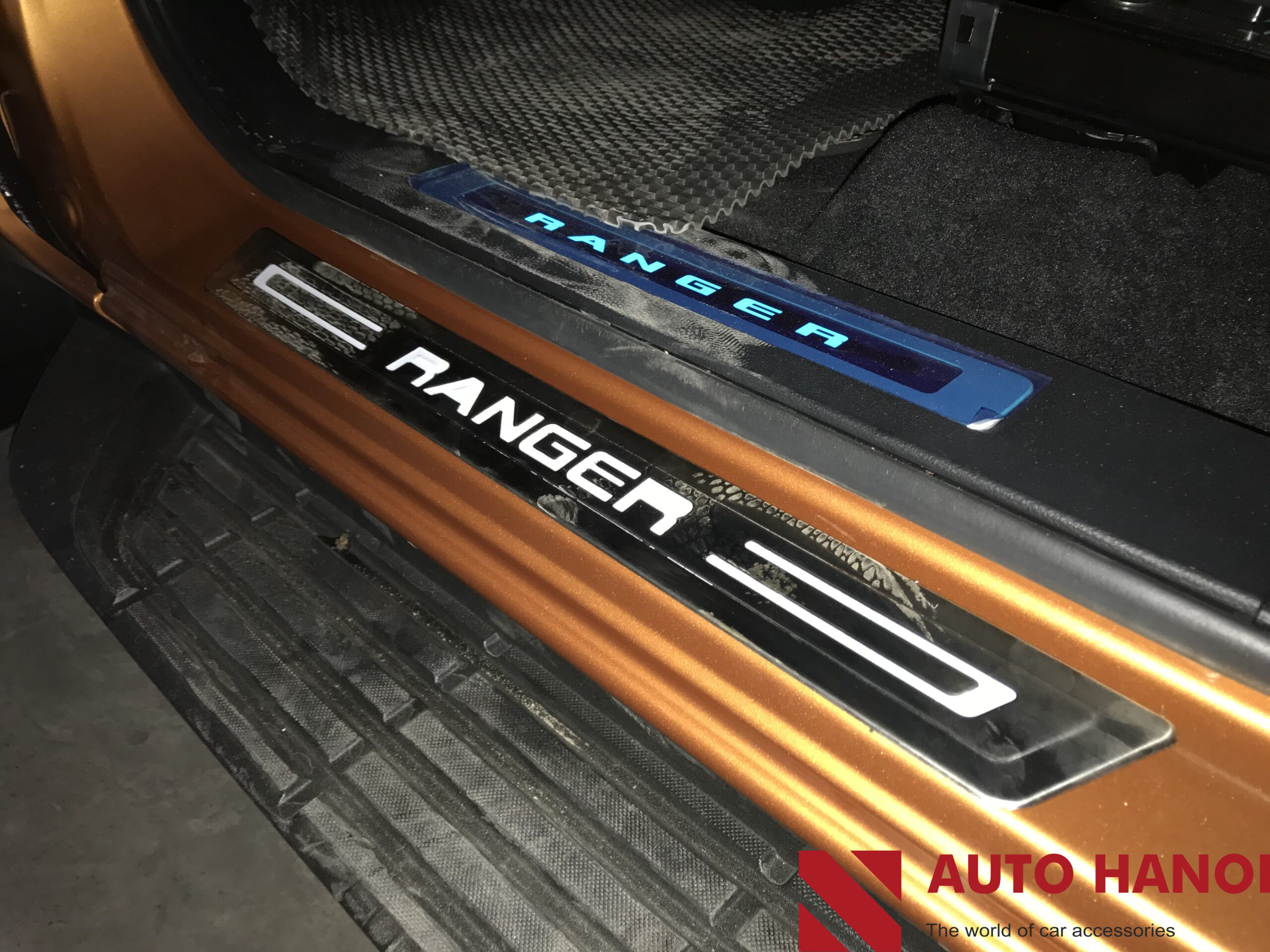 Combo 8 Miếng Nẹp Bước Chân Trong Ngoài, Nẹp Chông Trầy Ford Ranger 2015-2020