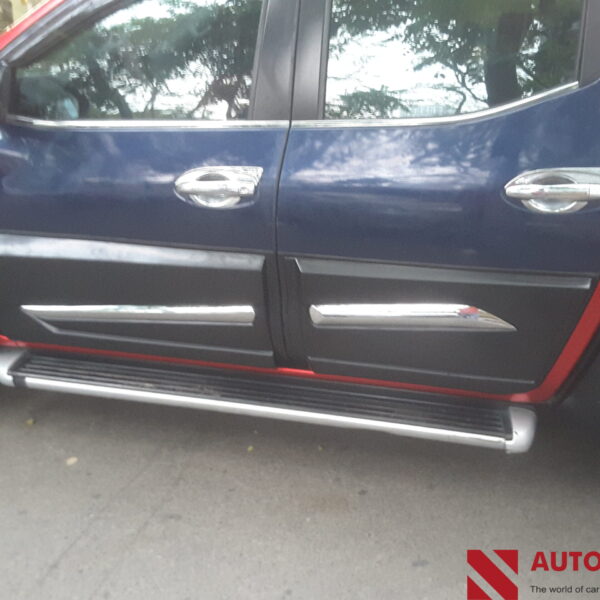 Ốp hông cánh cửa Navara