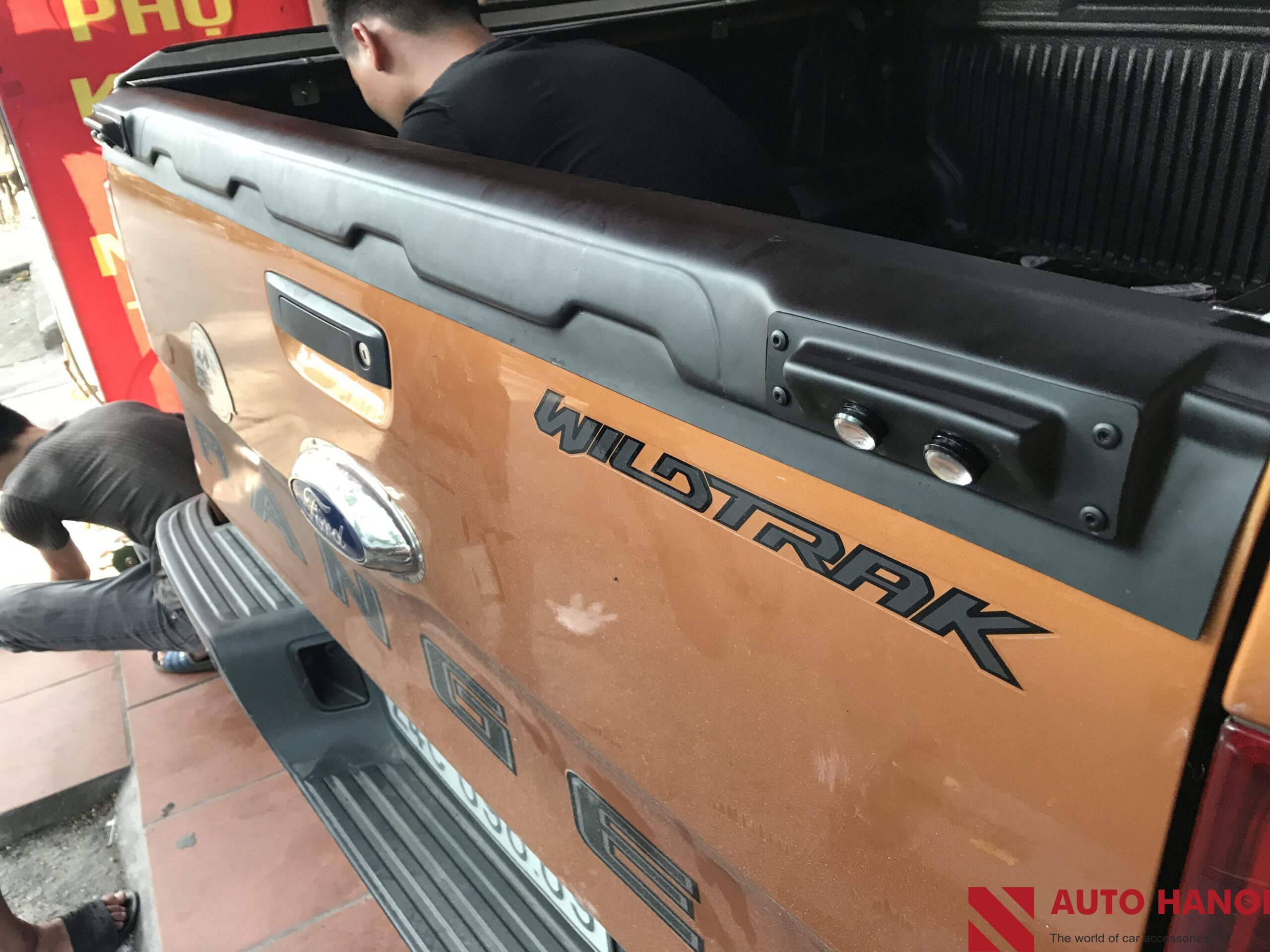 Ốp thành nắp mở sau xe có led - Auto Hà nội