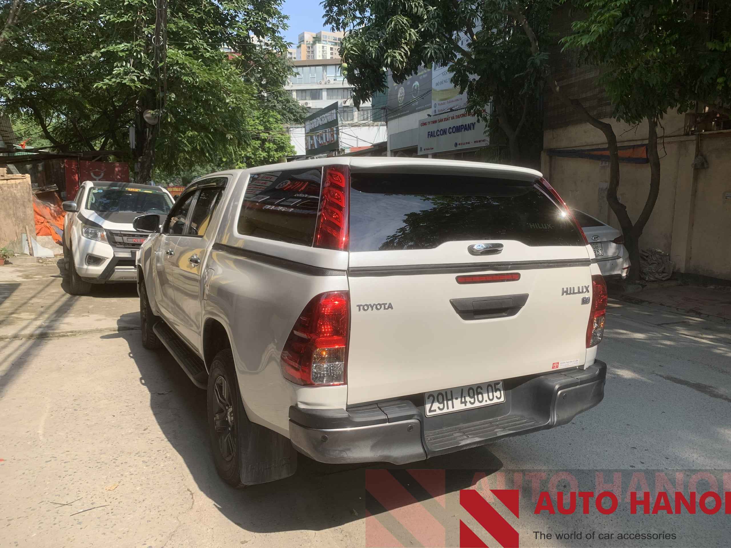 Nắp Thùng Hilux Cao Có Đèn Cao Cấp Mẫu Đèn Kiểu Led Ống 2015-2020