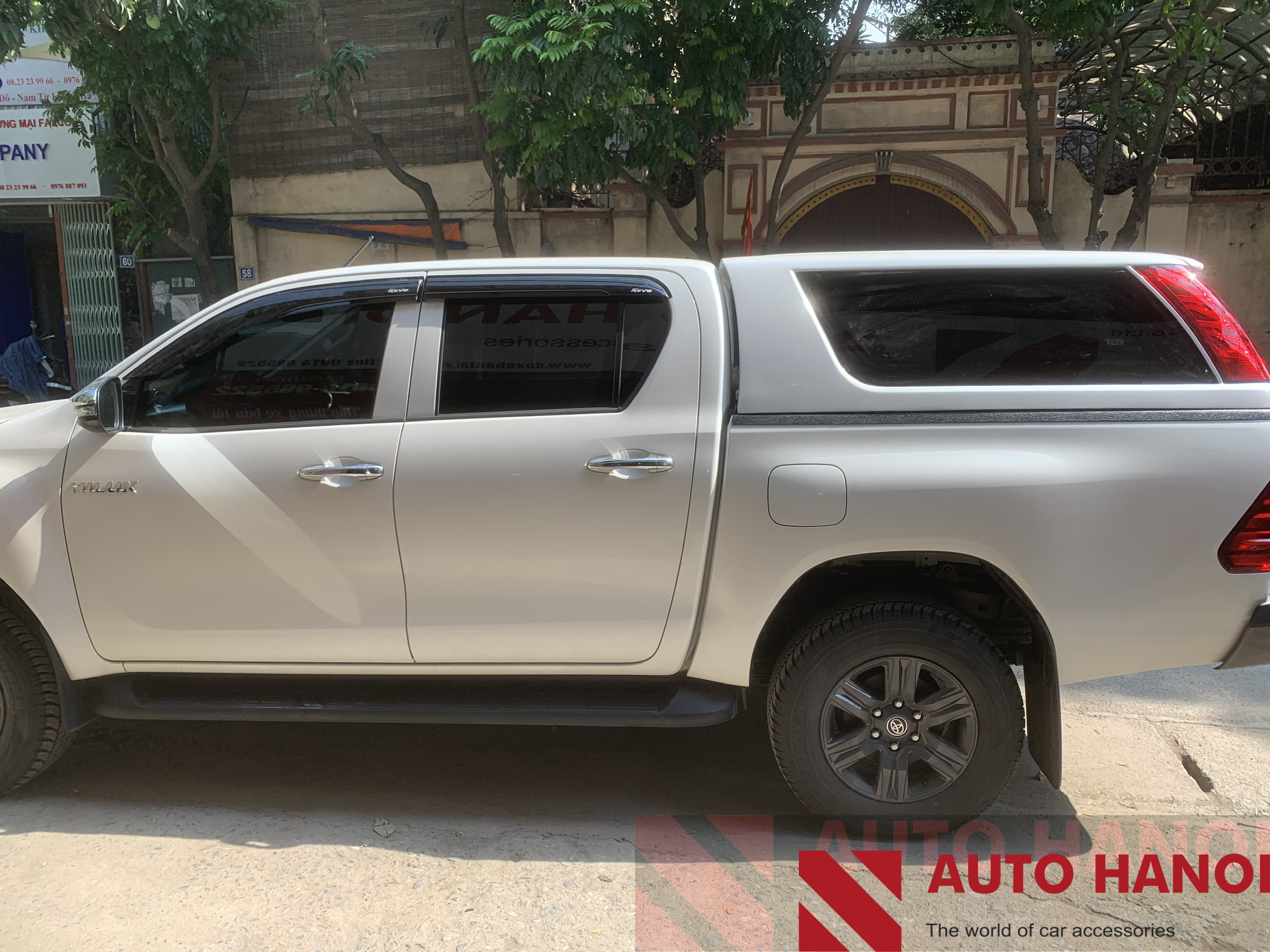 Nắp Thùng Hilux Cao Có Đèn Cao Cấp Mẫu Đèn Kiểu Led Ống 2015-2020 - Ảnh 3