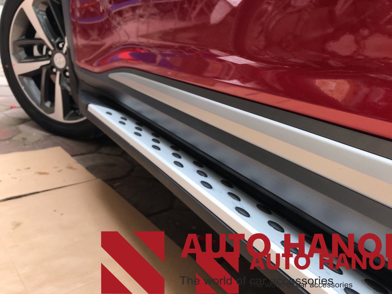 Bậc lên xuống mẫu chấm bi dành cho Kona