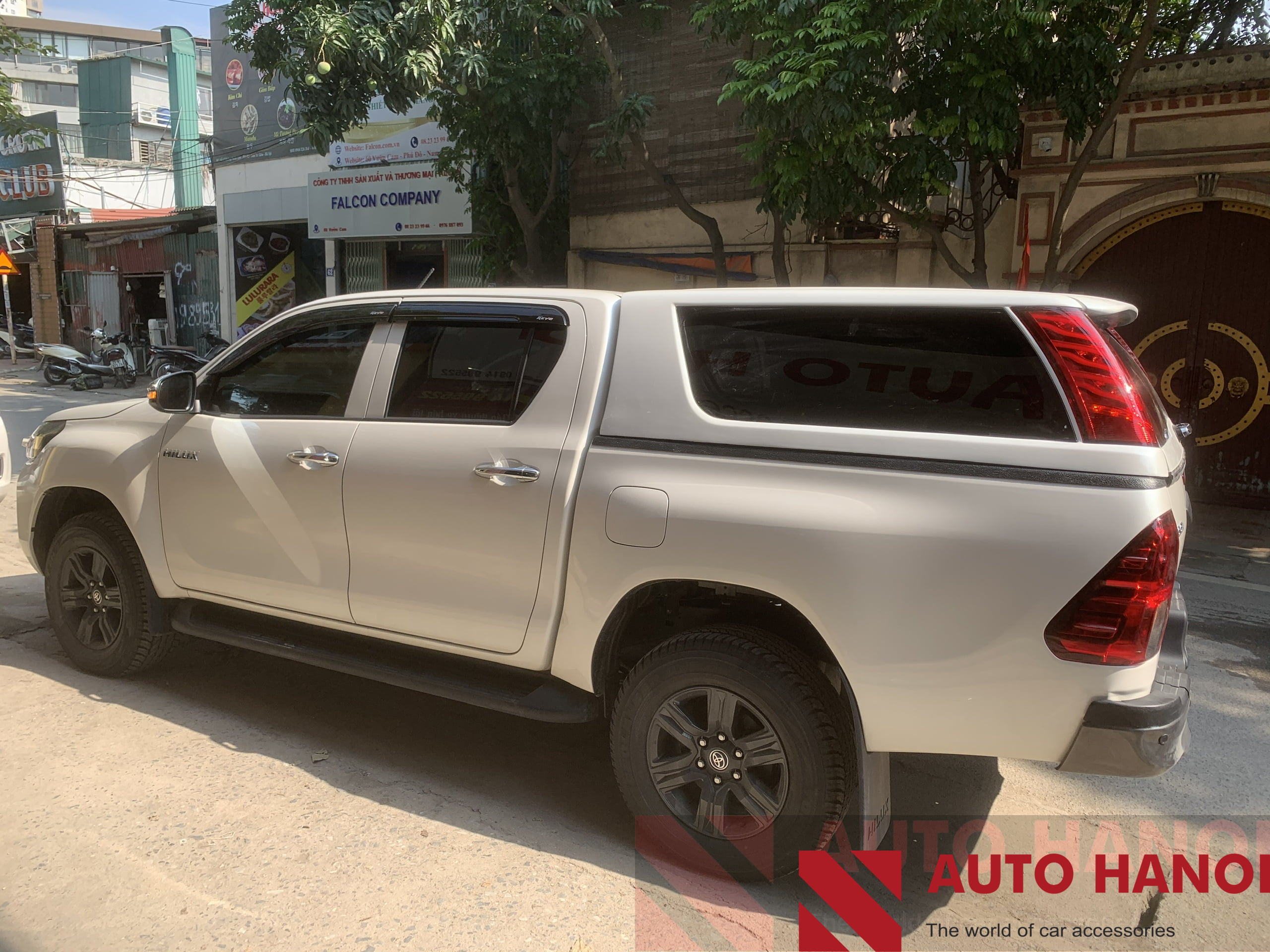 Nắp Thùng Hilux Cao Có Đèn Cao Cấp Mẫu Đèn Kiểu Led Ống 2015-2020 - Ảnh 2