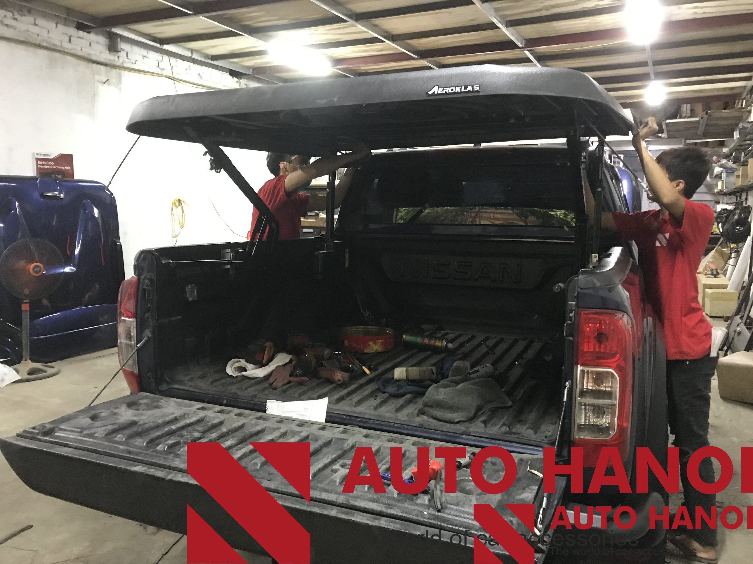 Nắp Thùng Mở 90 Độ Cho Navara Hãng Aeroklass