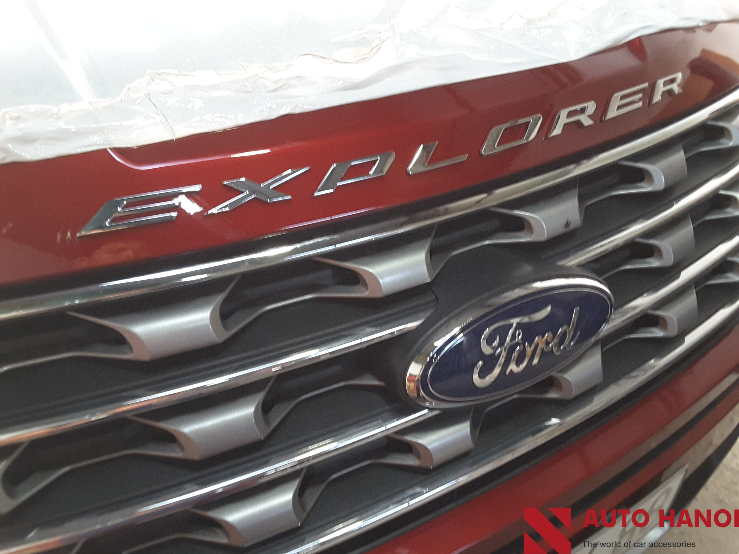 Chữ Explorer dán nắp capo