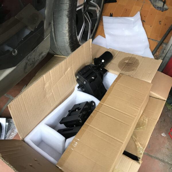 Alternative view of Bậc Lên Xuống Điện Đóng Mở Theo Mở Cửa Xe Theo Xe Lux SA