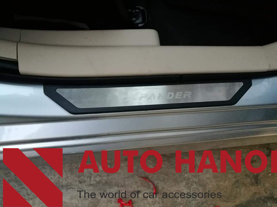 Ốp Nẹp Bước Chân Bên Ngoài Xe Xpander