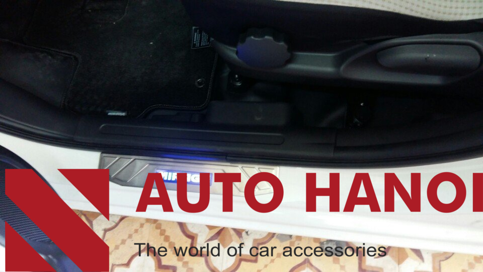 Ốp nẹp bước chân bên ngoài có đèn xe Mirage - Ảnh 2