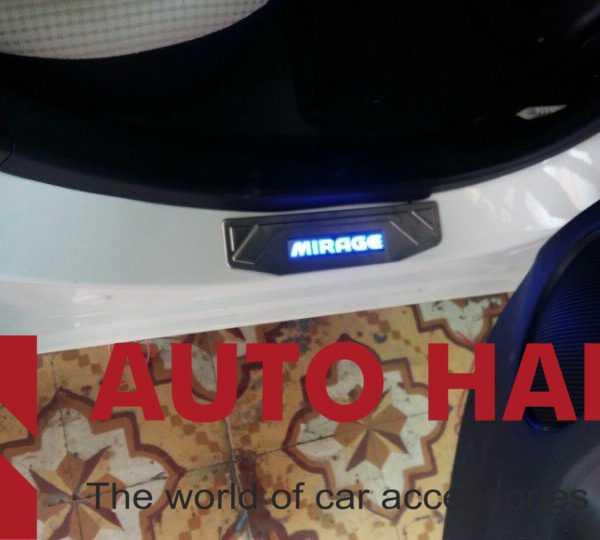 Ốp nẹp bước chân bên ngoài có đèn xe Mirage
