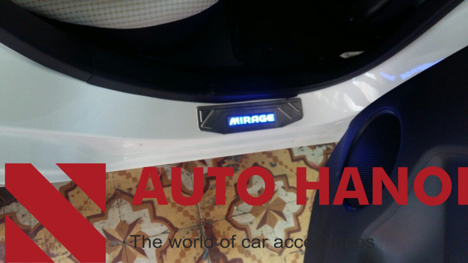 Ốp nẹp bước chân bên ngoài có đèn xe Mirage