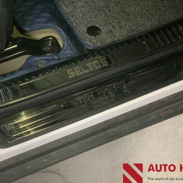 Nẹp Bước Chân Cánh Của Trong Và Ngoài Kia Seltos Màu Titan