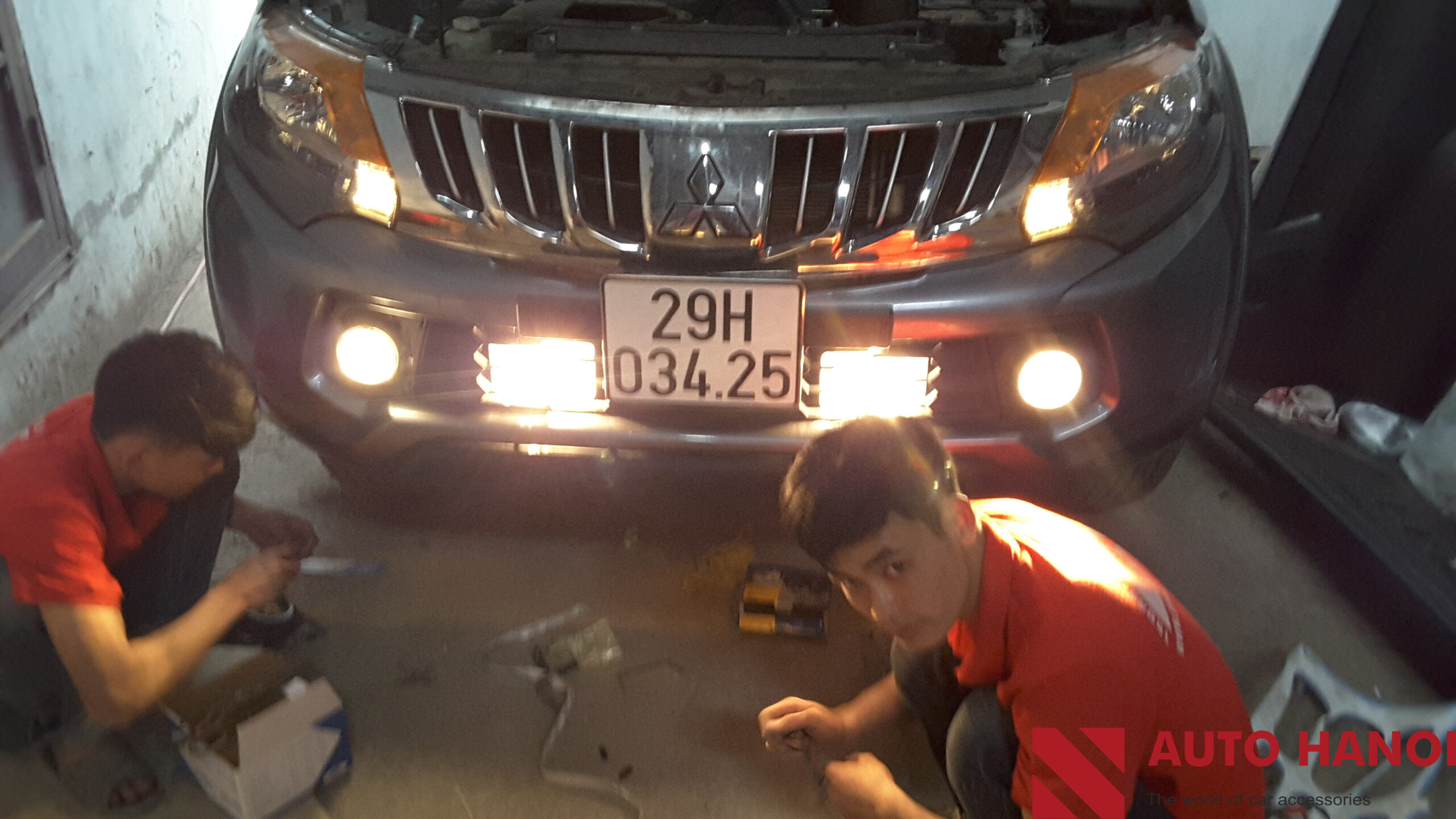 Đèn phá sương Hella xe Triton - Ảnh 2