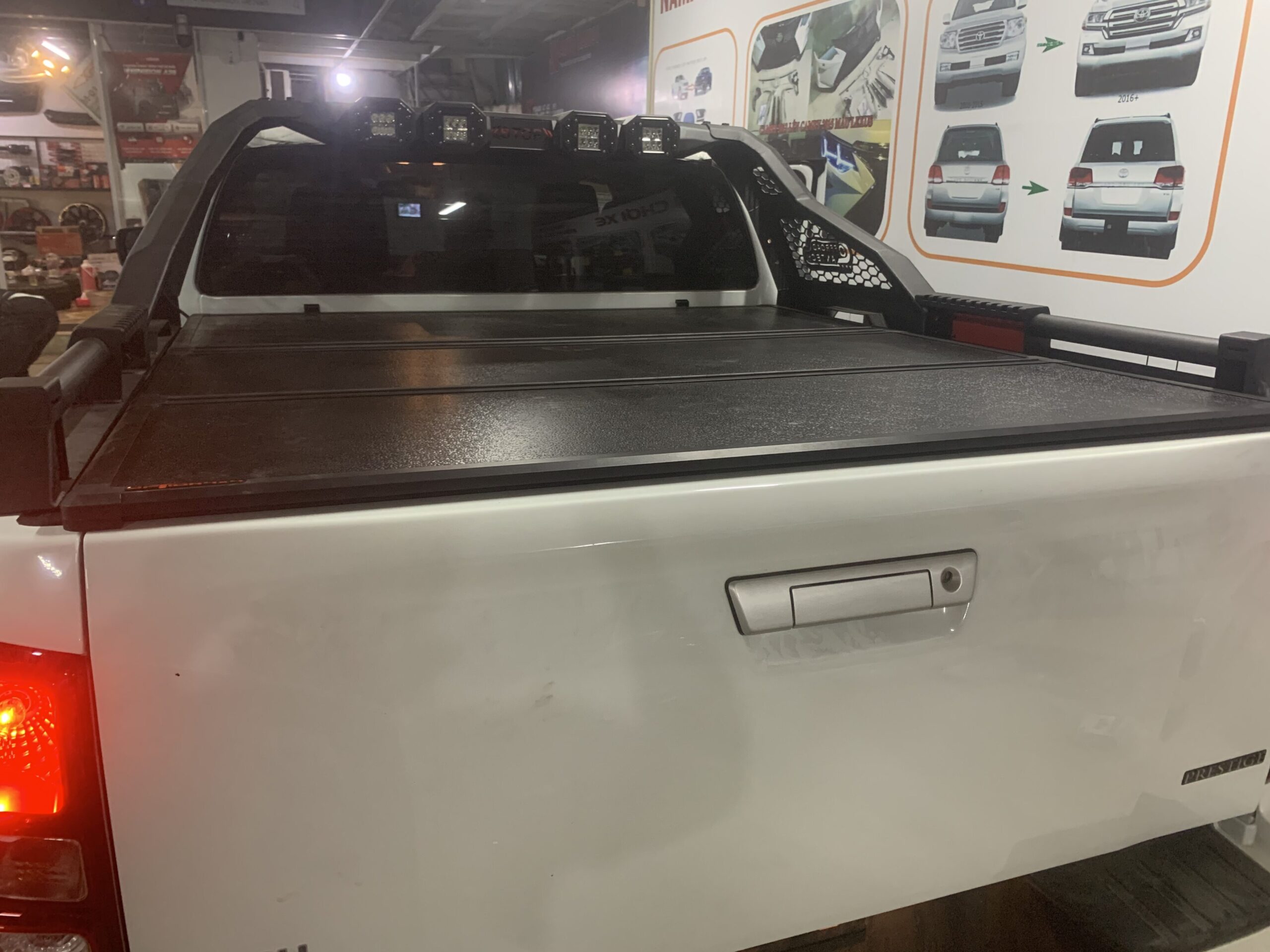 Nắp thùng 3 tấm xe Dmax 2021 có thanh thể thao - Ảnh 5