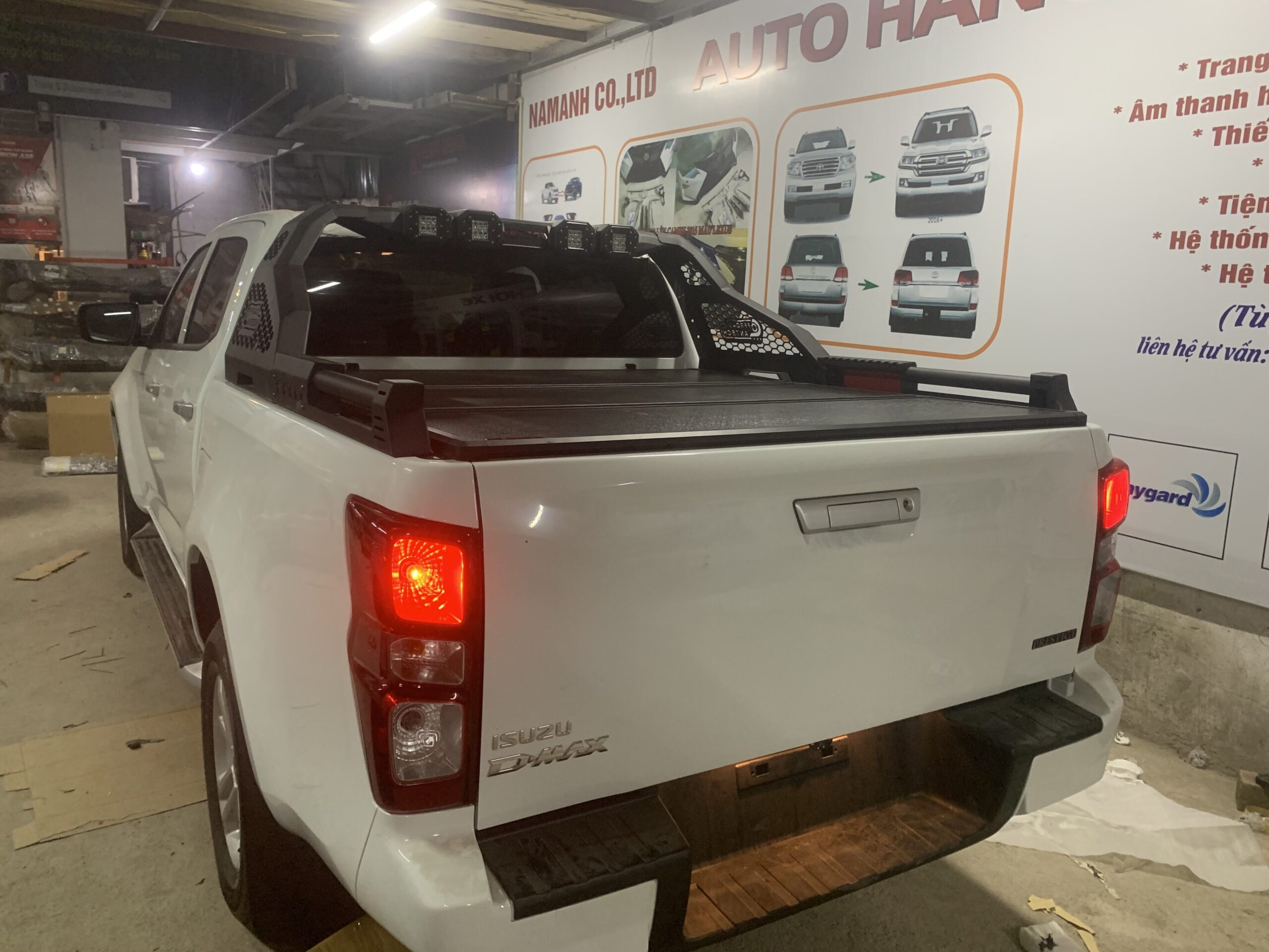 Nắp thùng 3 tấm xe Dmax 2021 có thanh thể thao