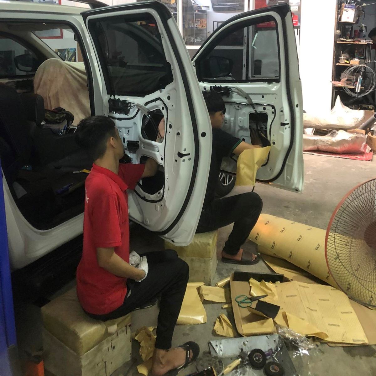 Chống ồn xe Nissan Navara bằng vặt liệu cao cấp - Ảnh 3