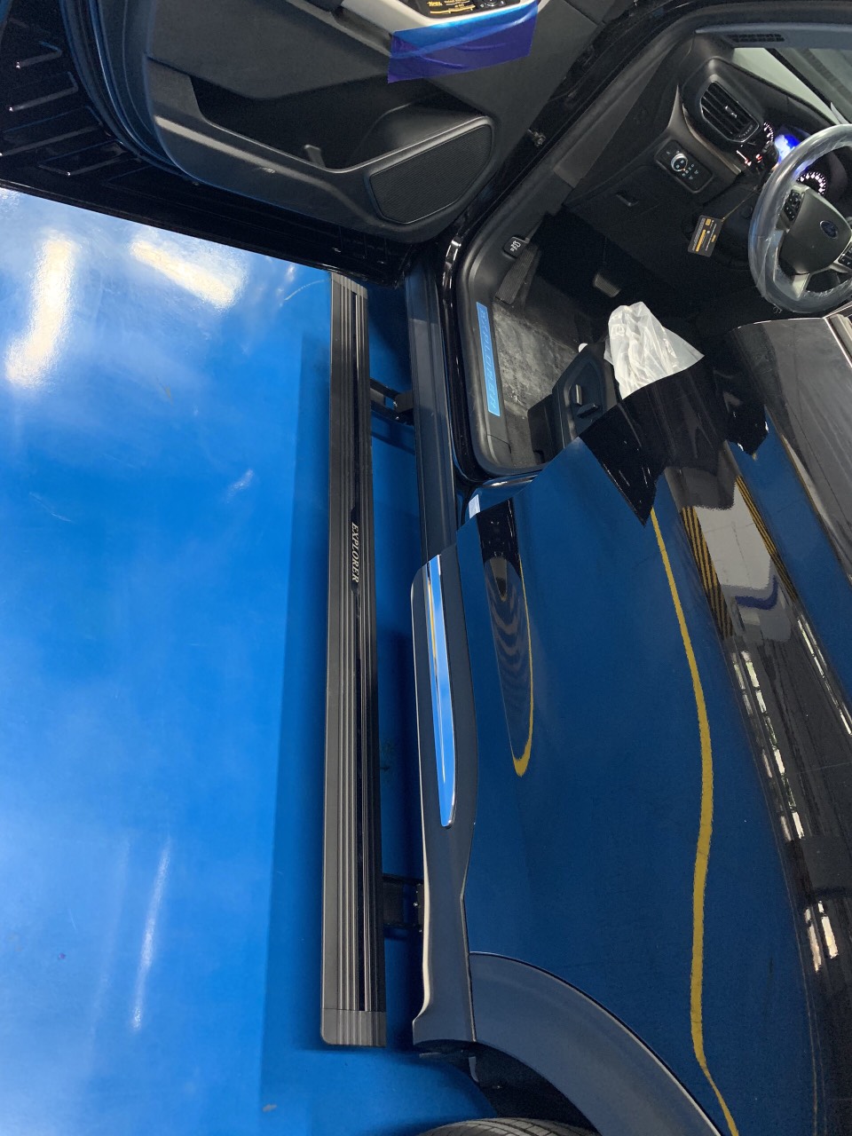 Bậc lên xuống đóng mở điện có đèn chiếu sáng xe Ford Explore 2022 - Ảnh 9