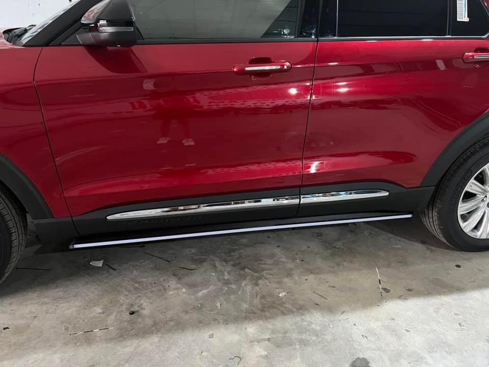 Bậc lên xuống đóng mở điện có đèn chiếu sáng xe Ford Explore 2022 - Ảnh 7