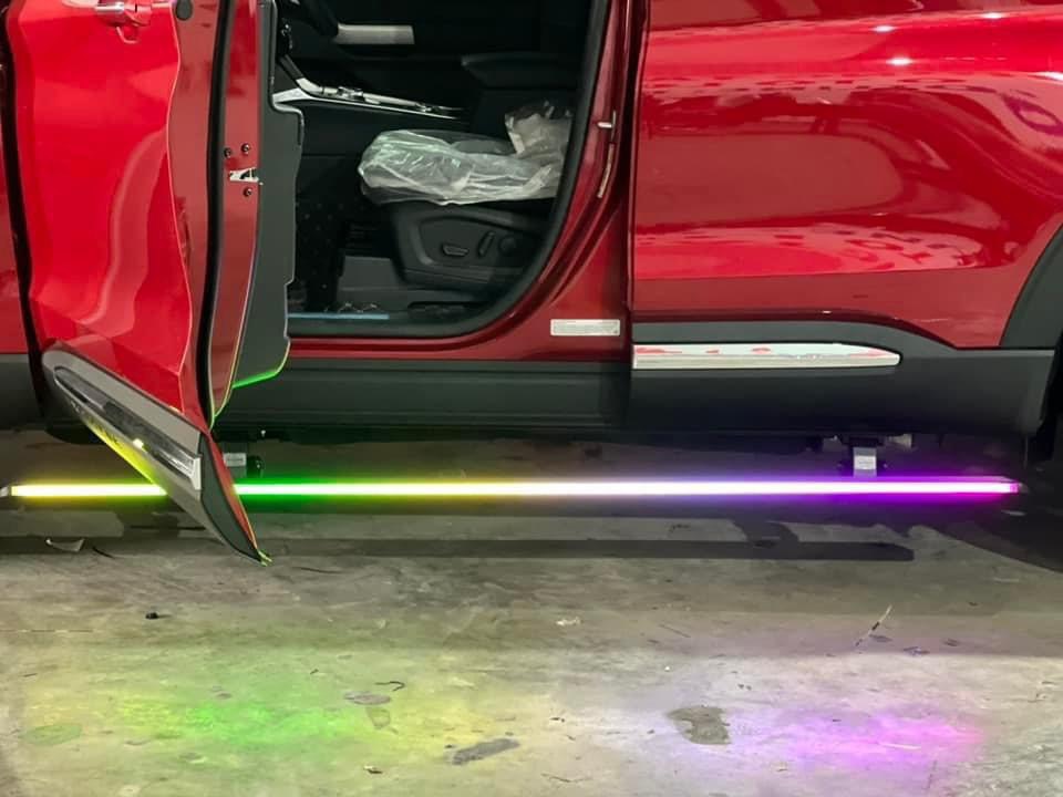 Bậc lên xuống đóng mở điện có đèn chiếu sáng xe Ford Explore 2022 - Ảnh 5