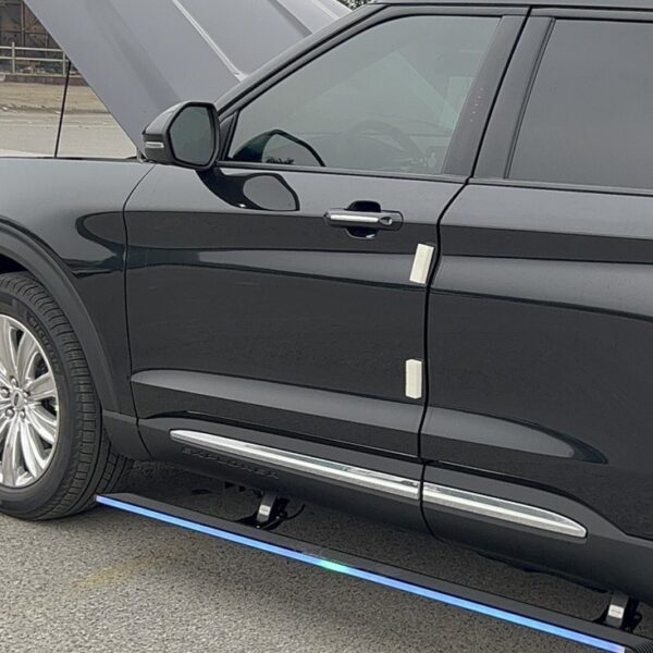 Bậc lên xuống đóng mở điện có đèn chiếu sáng xe Ford Explore 2022