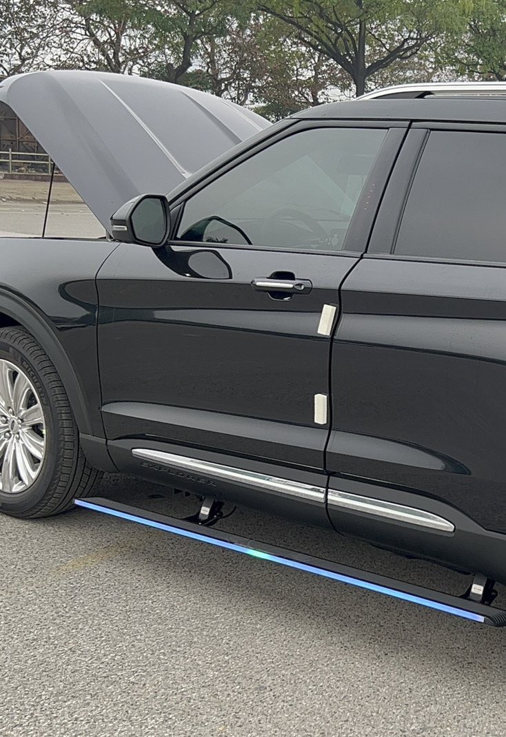 Bậc lên xuống đóng mở điện có đèn chiếu sáng xe Ford Explore 2022