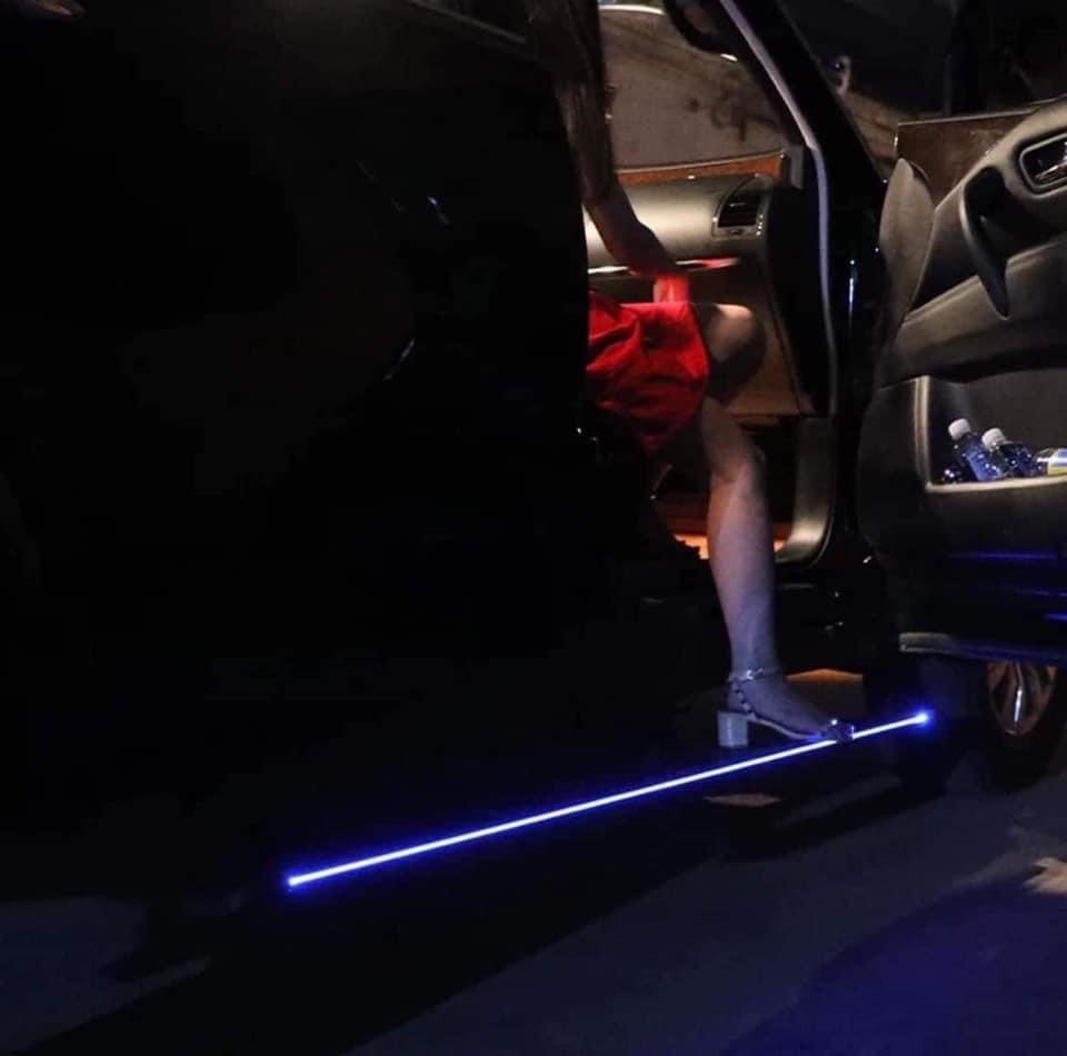 Bậc lên xuống đóng mở điện có đèn chiếu sáng xe Ford Explore 2022 - Ảnh 4