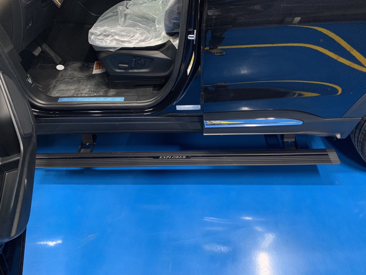 Bậc lên xuống đóng mở điện có đèn chiếu sáng xe Ford Explore 2022 - Ảnh 3