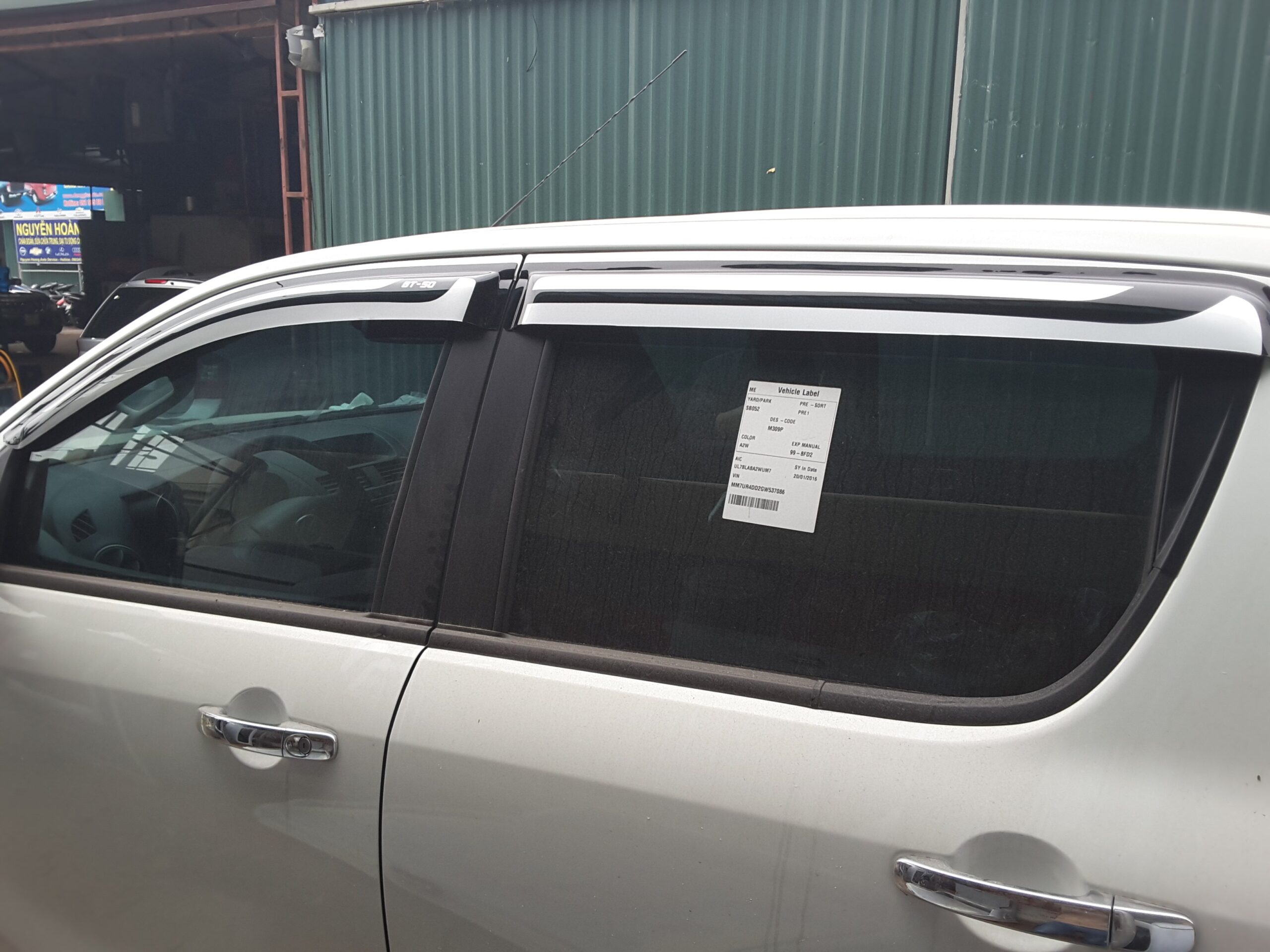 Vè che mưa dành cho BT-50