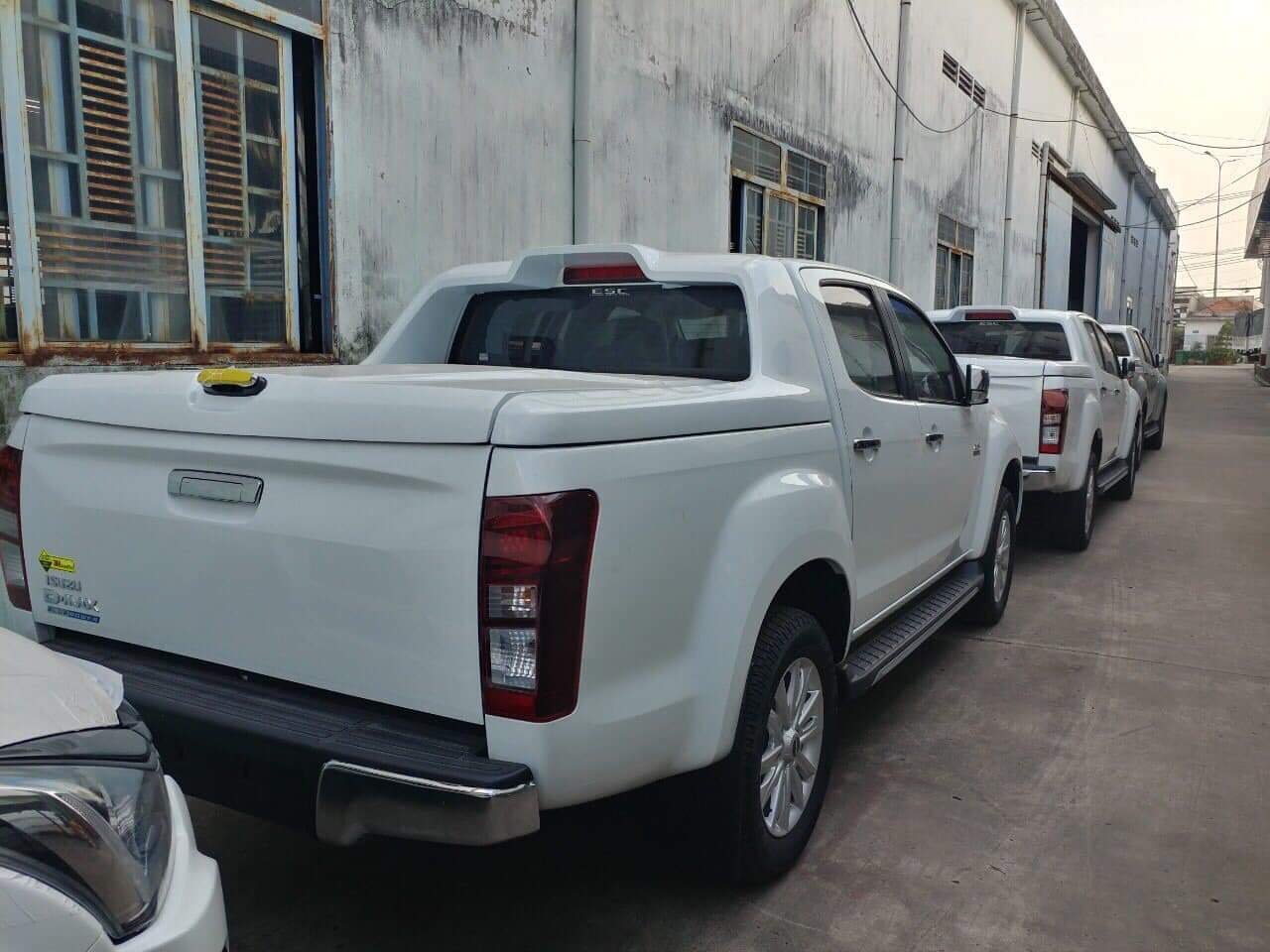 Nắp thùng thấp Isuzu D-max 2020-2023 mới nhất - Ảnh 2