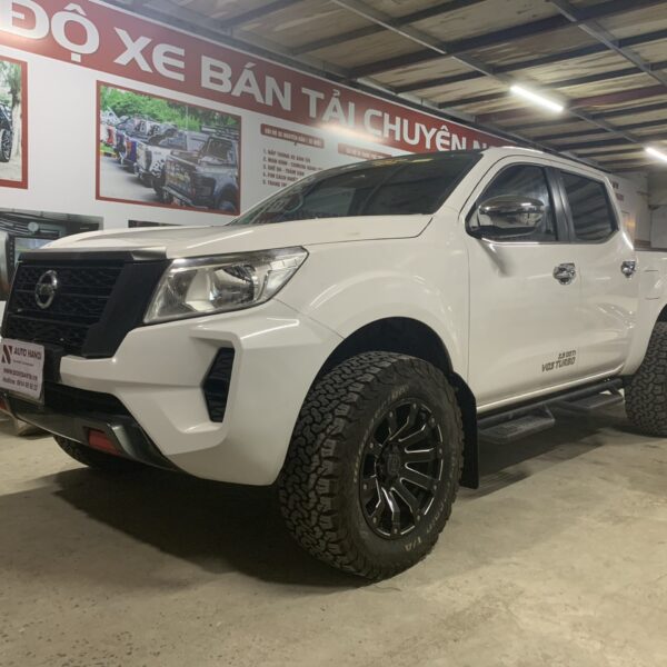 Độ mâm Black Rhino và Lốp BF Goodrich cho nisssan Navara