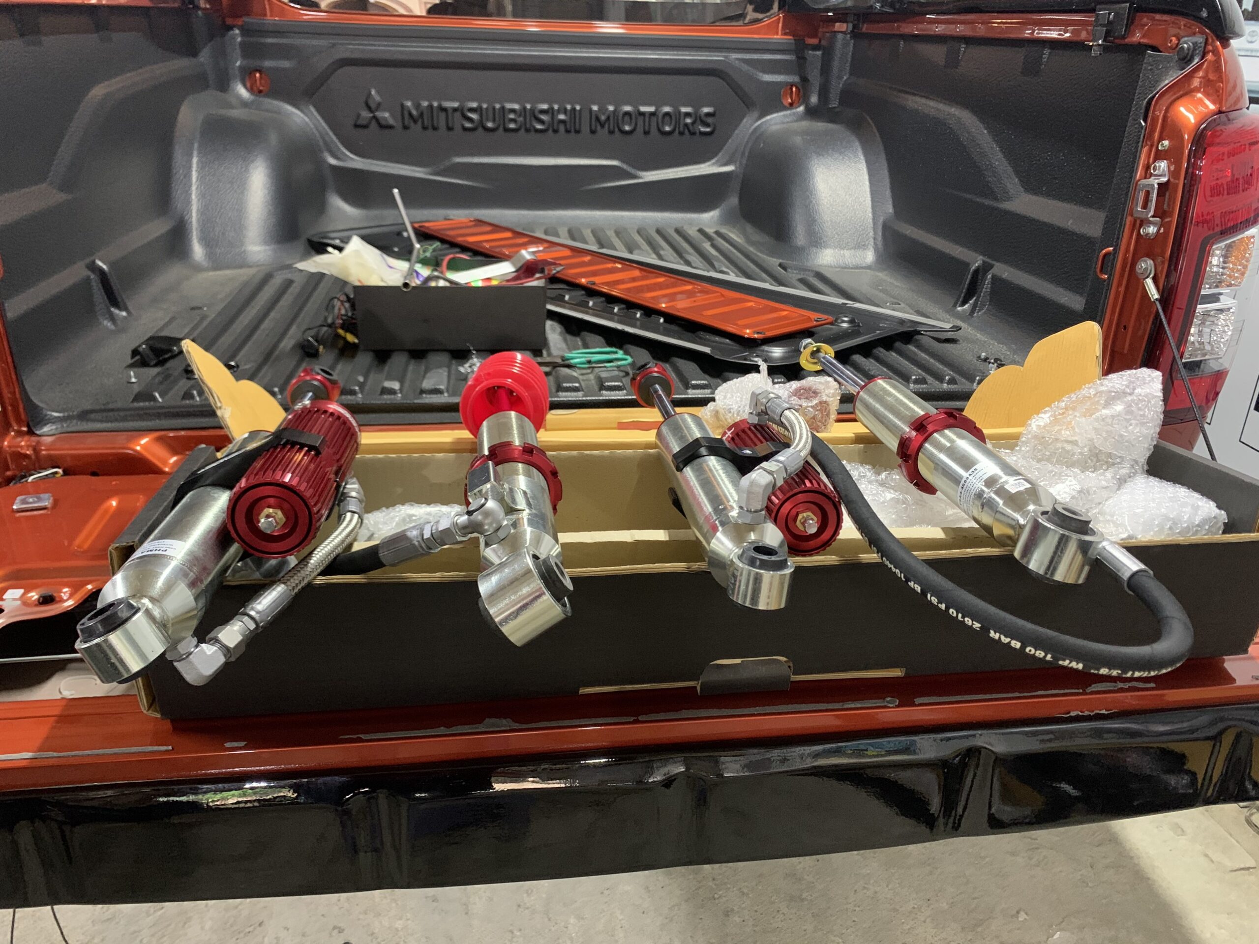 Giảm xóc Profender xe Mitsubishi Triton mã Mono tube chỉnh 8 nấc êm ái