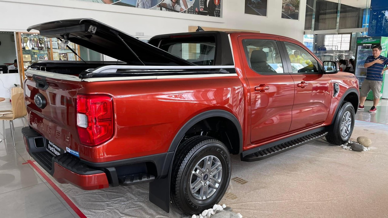 Mẫu nắp thùng thấp Ford Ranger XLS, XLT 2023
