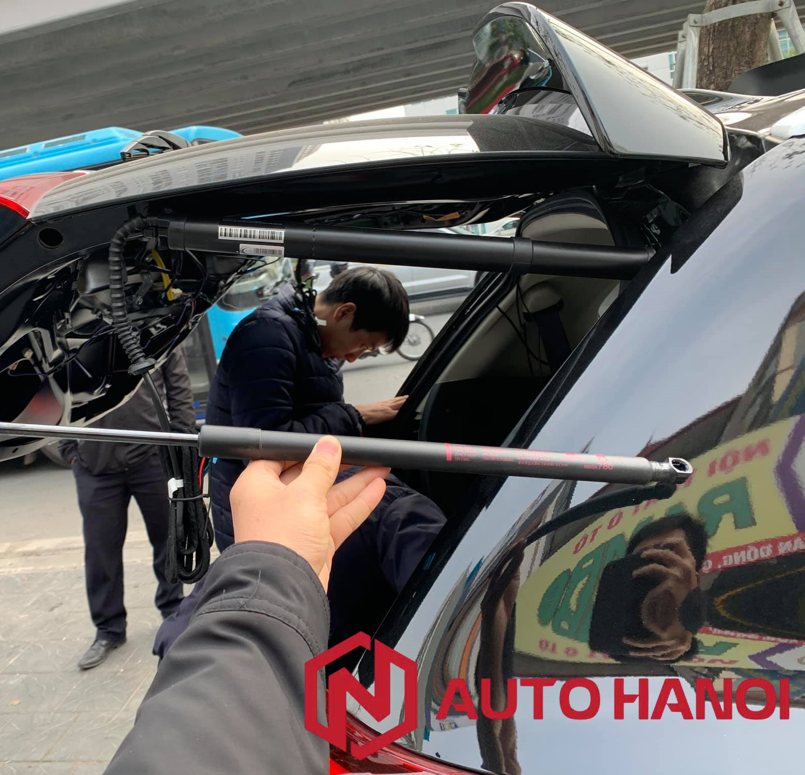 Độ cốp điện tự động cho xe Outlander