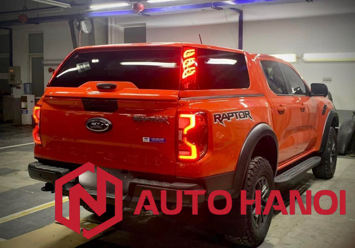 Chi tiết nắp thùng Ford Raptor 2023 mẫu có đèn hậu