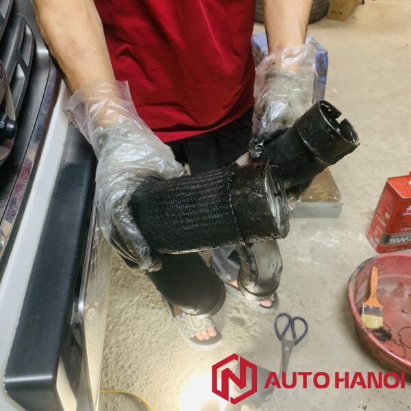 Chảy dầu ống gió Turbo xe Nissan Navara 2010-2021