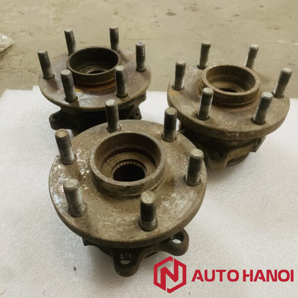 Thay bi moay ơ trước xe bán tải Nissan Navara