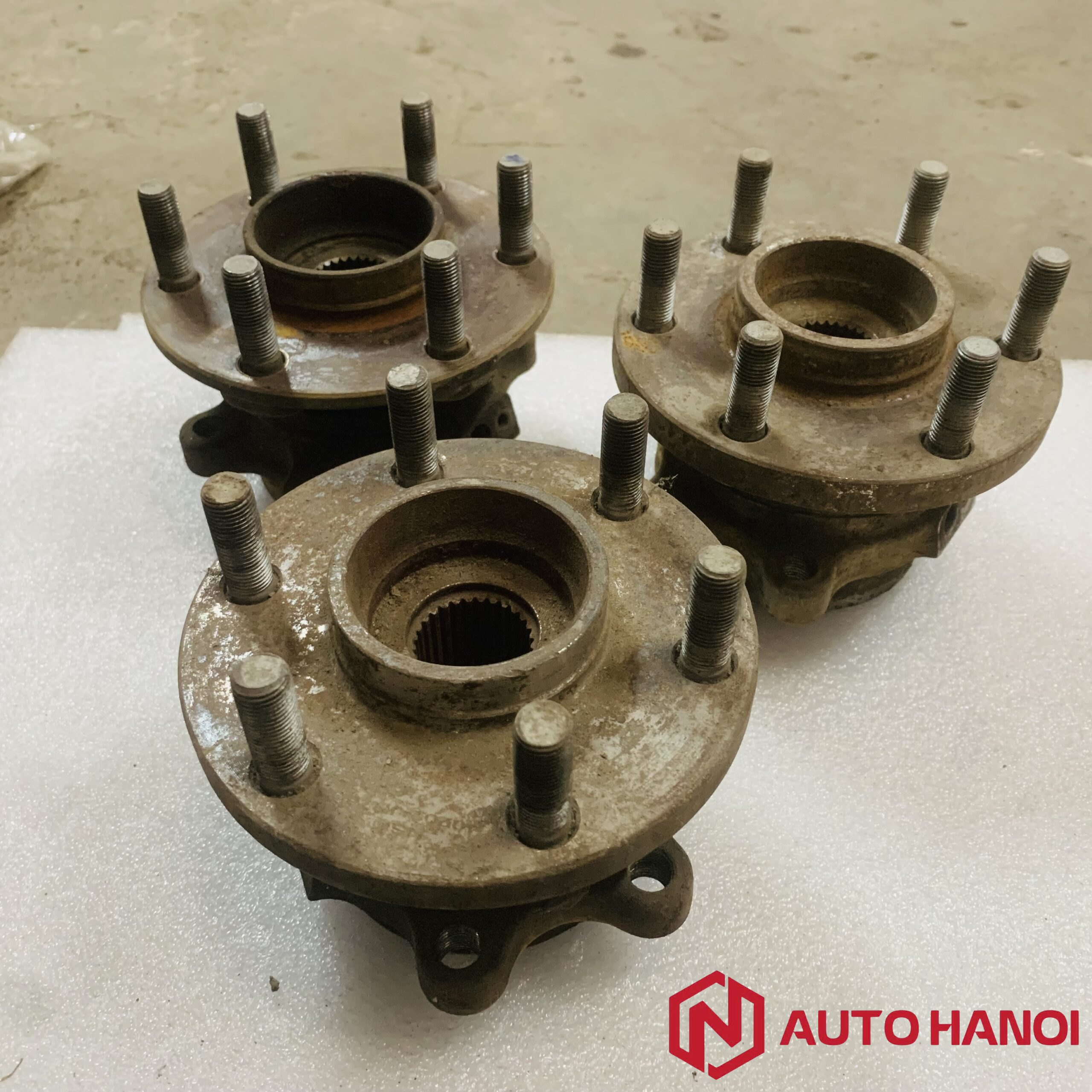 Thay bi moay ơ trước xe bán tải Nissan Navara