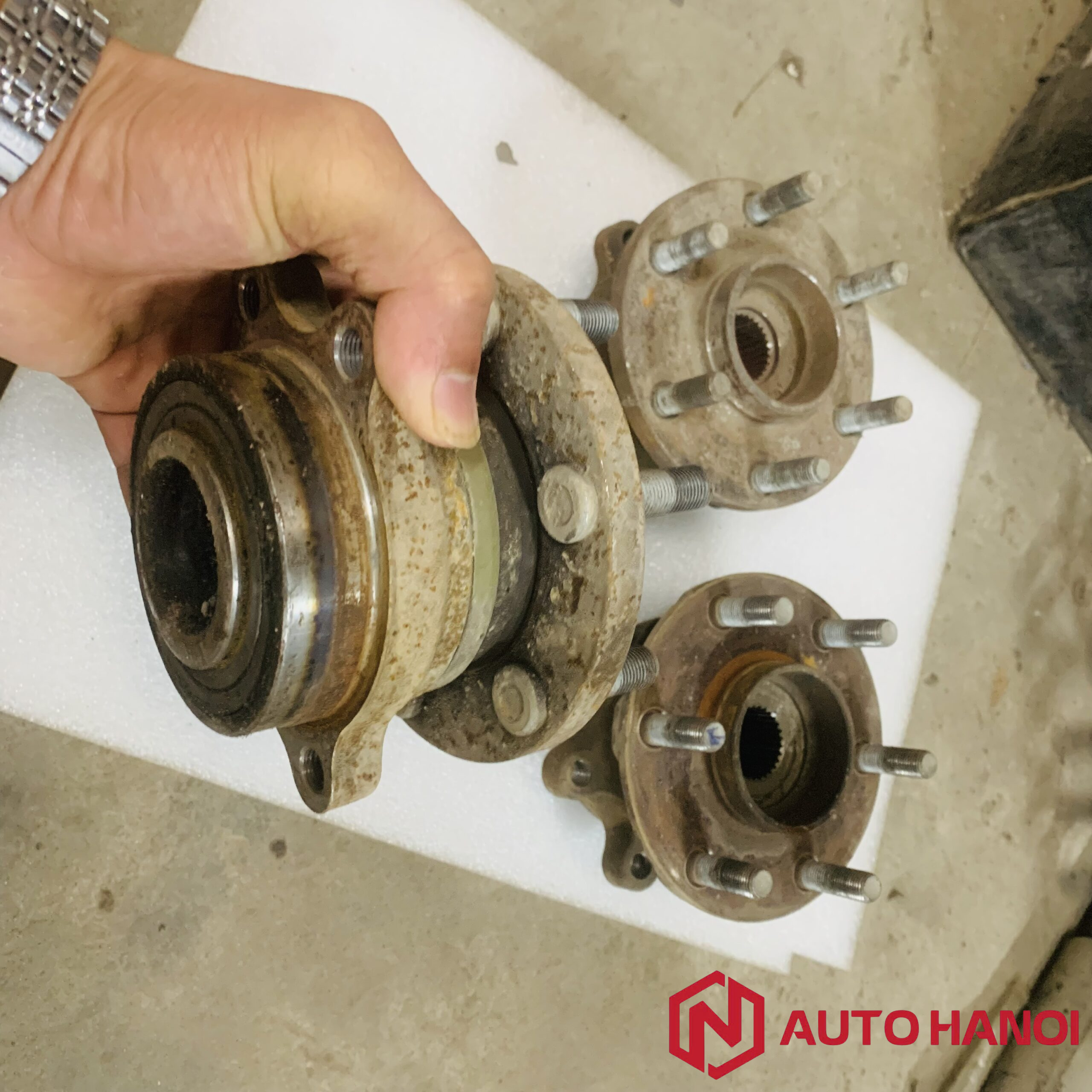 Thay bi moay ơ trước xe bán tải Nissan Navara - Ảnh 2