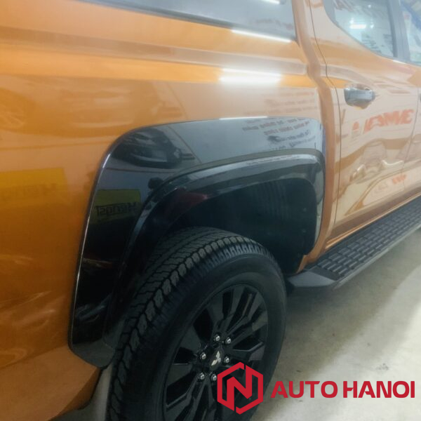 Alternative view of Ốp cua lốp trang trí xe Triton 2024 màu đen bóng
