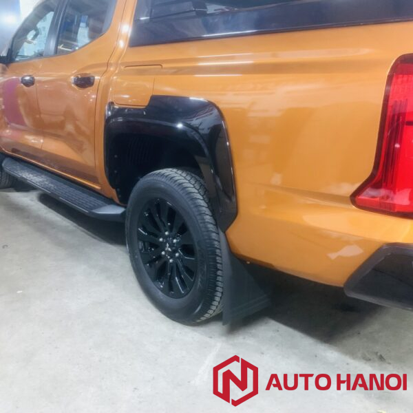 Ốp cua lốp trang trí xe Triton 2024 màu đen bóng