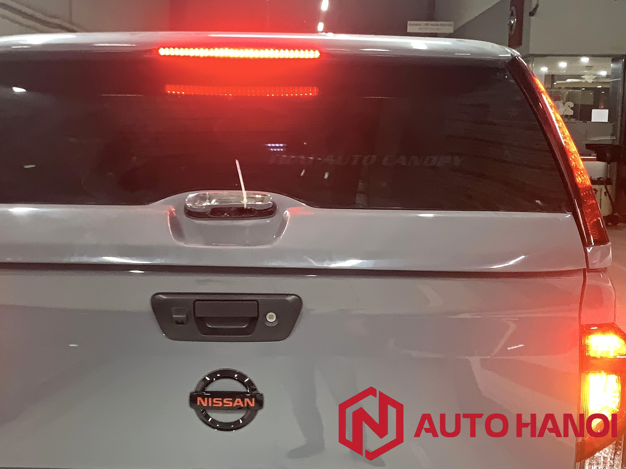 Nắp thùng cao Nissan Navara2024 mẫu có đèn - Ảnh 3