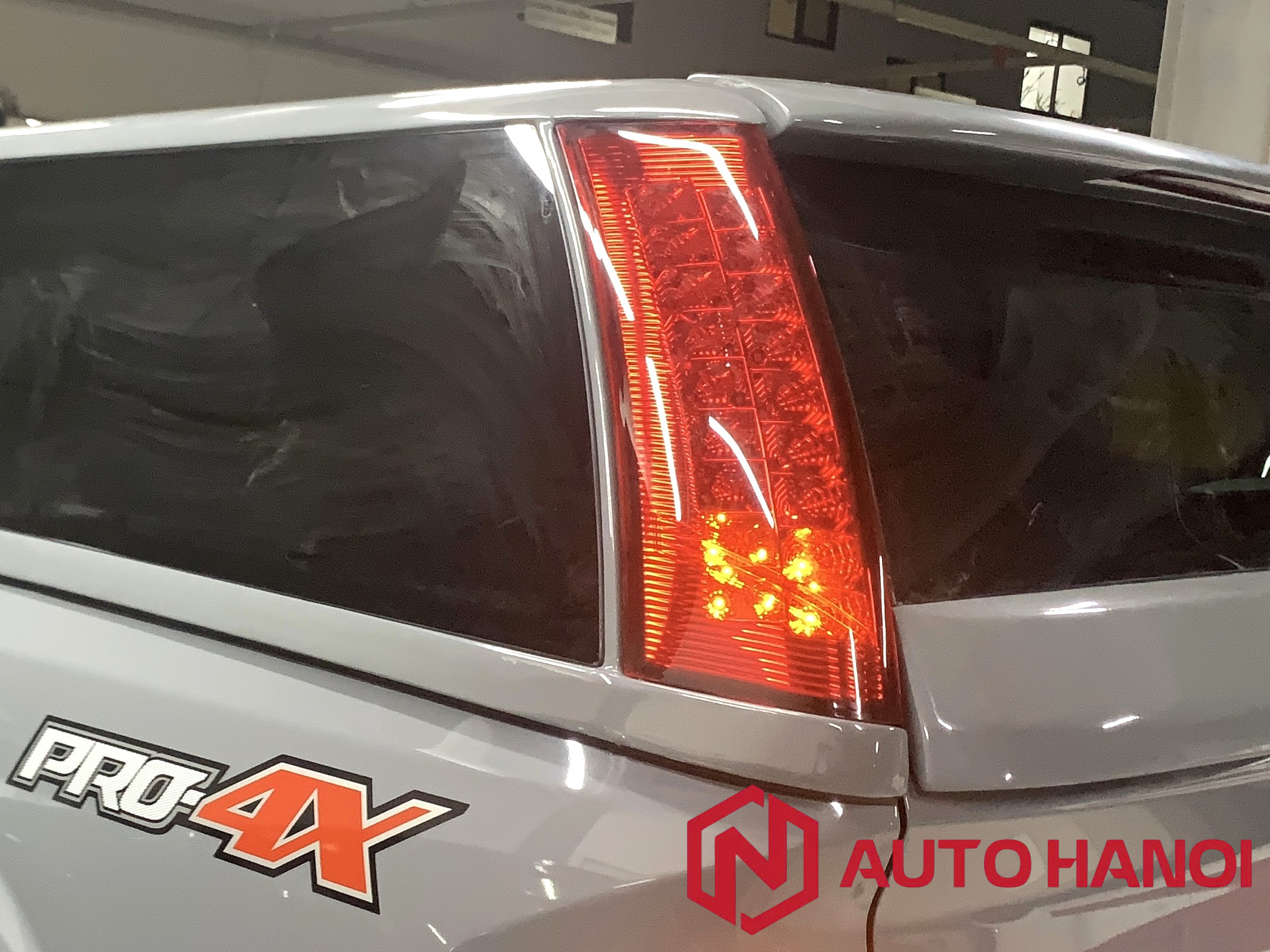 Nắp thùng cao Nissan Navara2024 mẫu có đèn - Ảnh 2