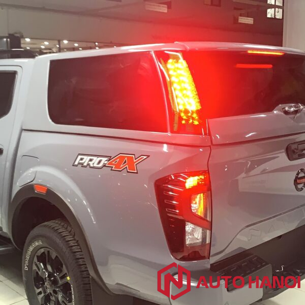 Nắp thùng cao Nissan Navara2024 mẫu có đèn