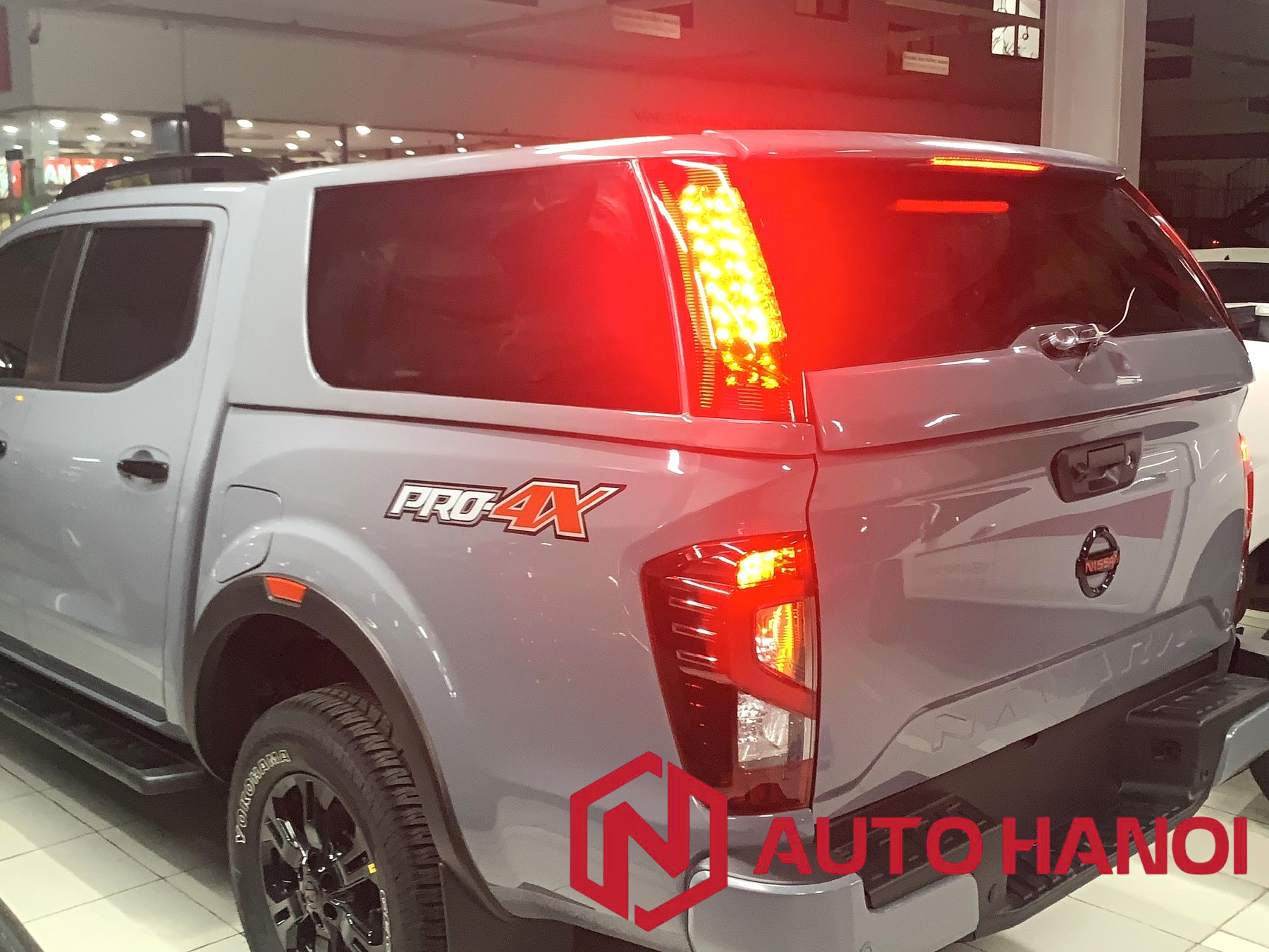 Nắp thùng cao Nissan Navara2024 mẫu có đèn