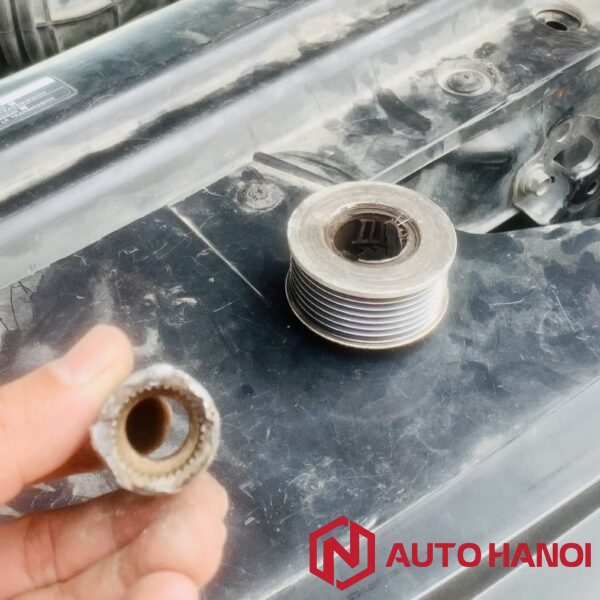 Thay bi puli máy phát xe Nissan Navara