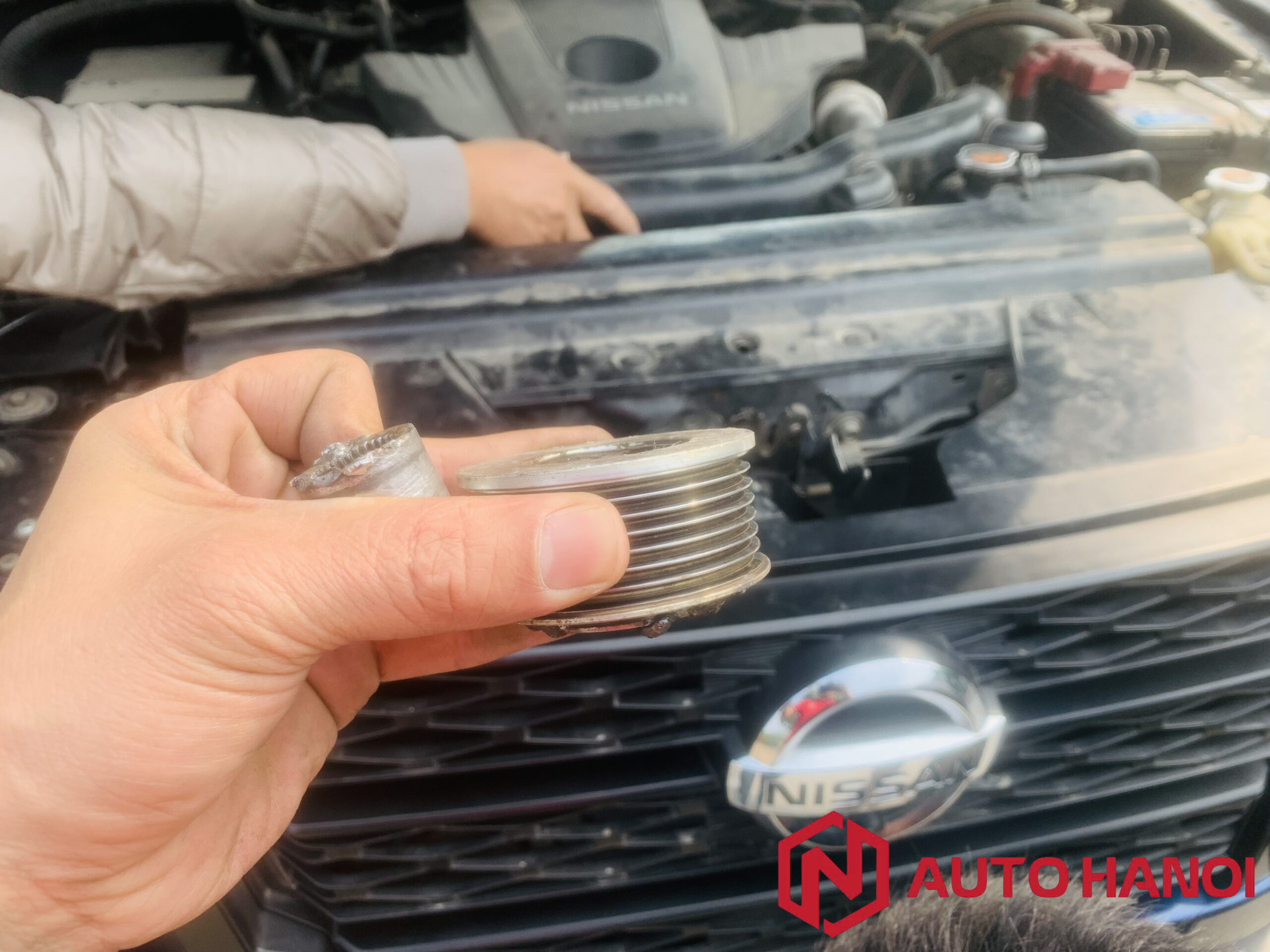 Thay bi puli máy phát xe Nissan Navara - Ảnh 5