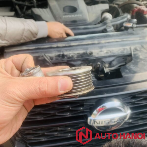 Alternative view of Thay bi puli máy phát xe Nissan Navara