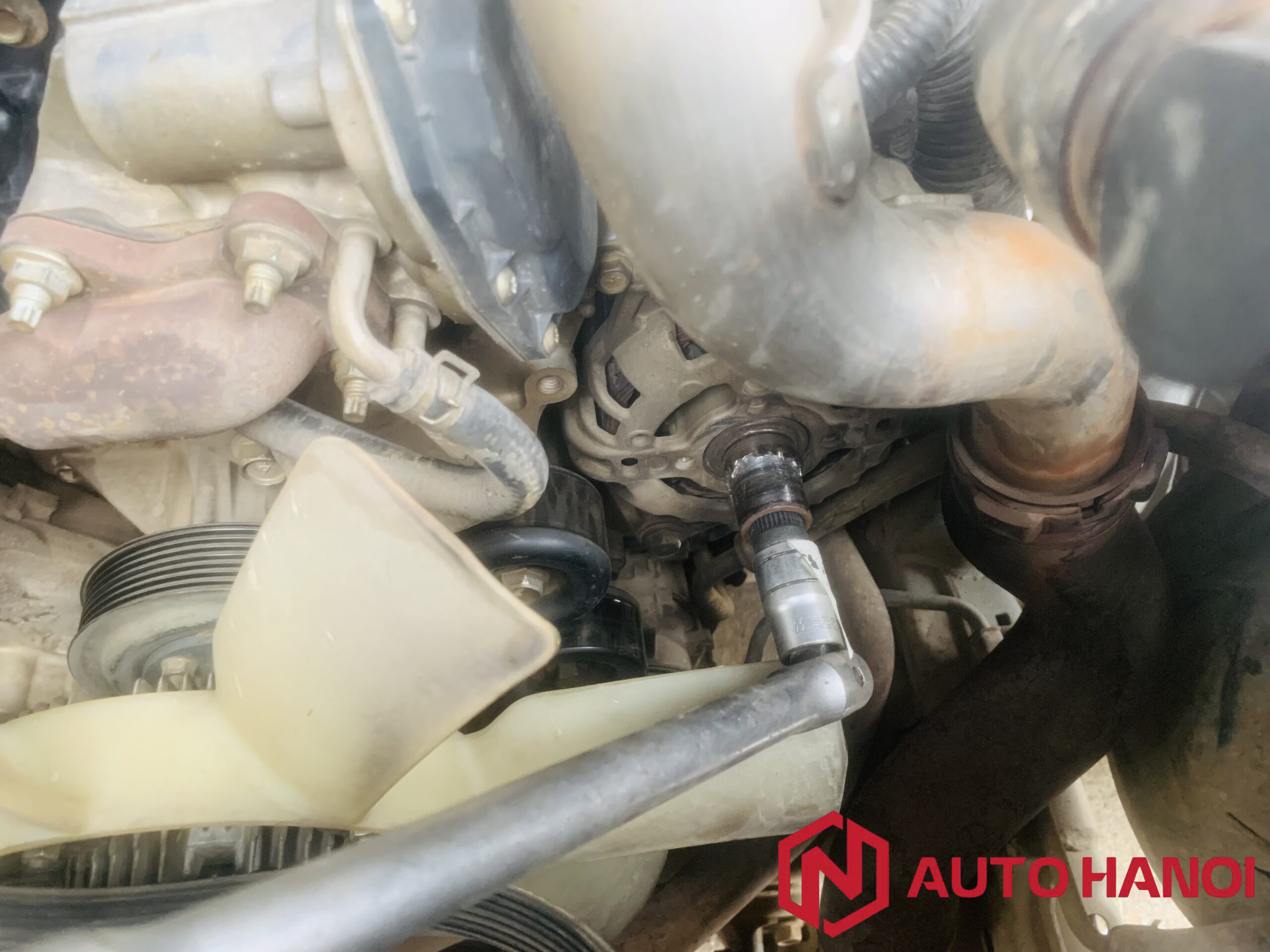 Thay bi puli máy phát xe Nissan Navara - Ảnh 3