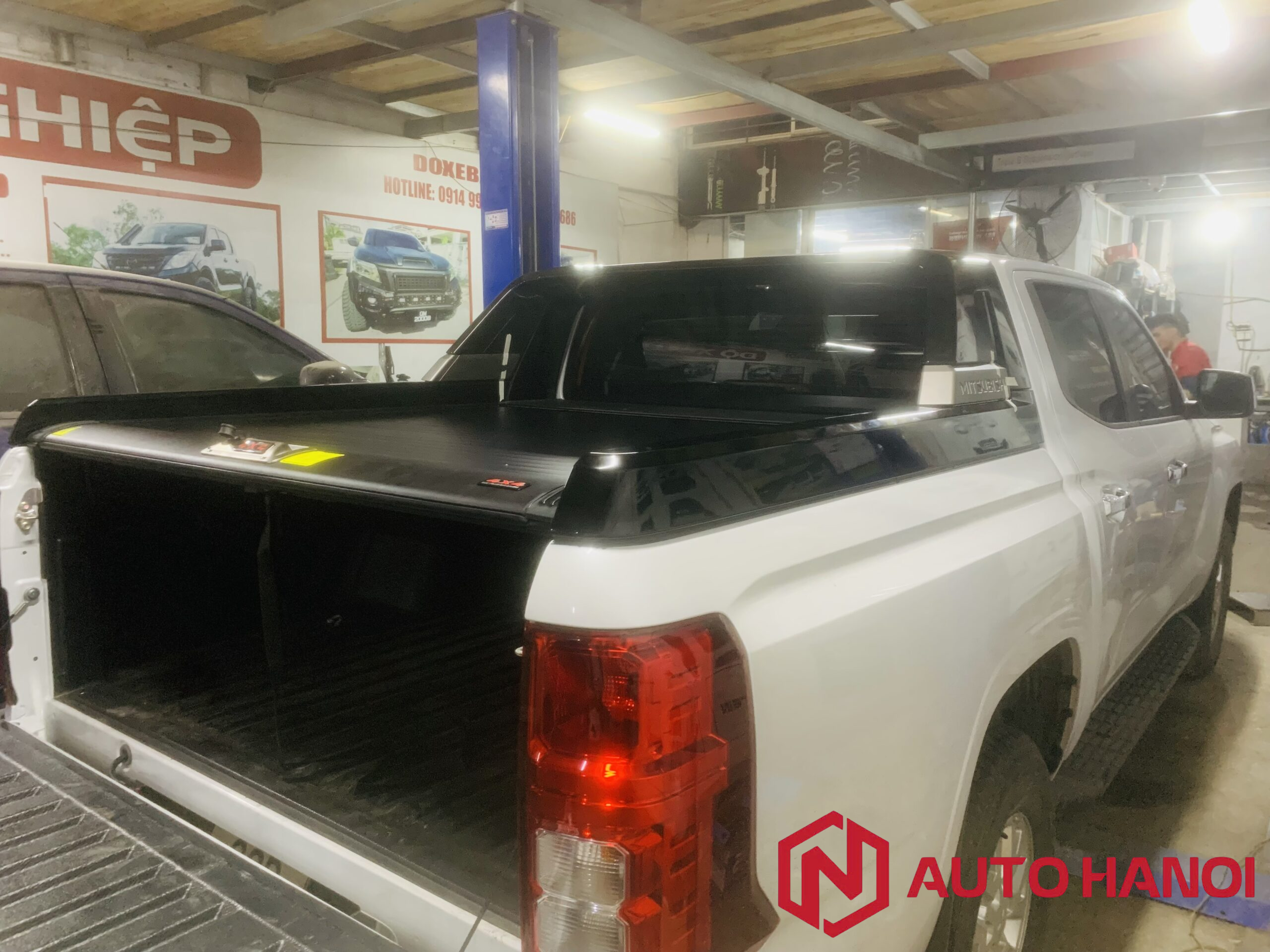 Nắp thùng cuộn xe Triton 2024 mẫu kéo tay - Ảnh 3