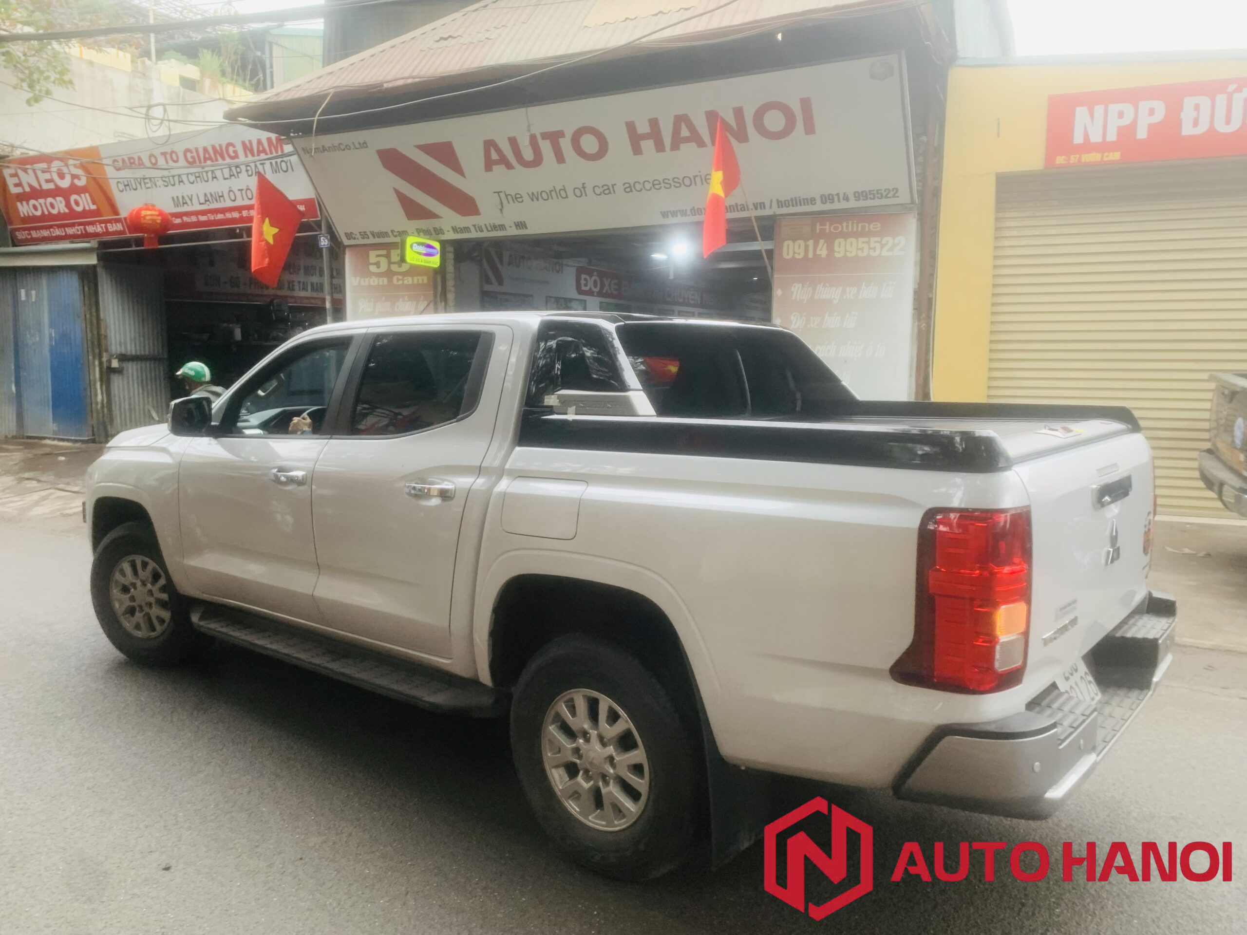 Nắp thùng cuộn xe Triton 2024 mẫu kéo tay - Ảnh 5