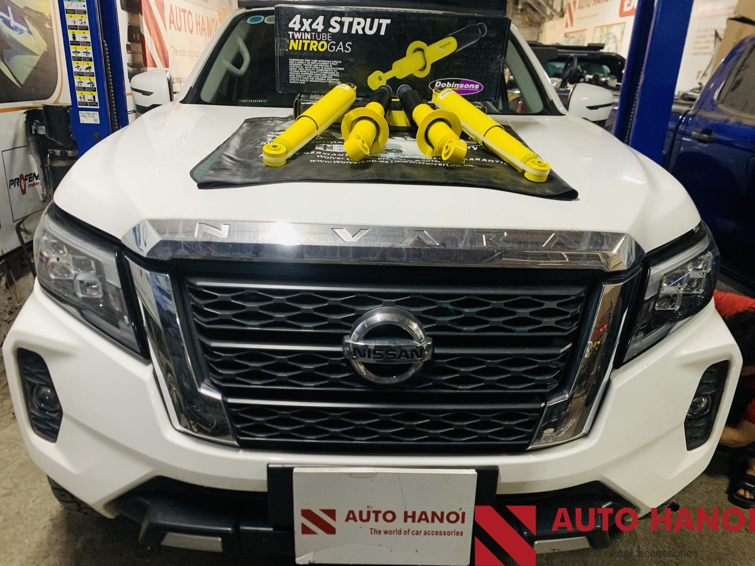Giảm xóc xe Nissan Navara 2023-2025 hãng Dobinson Nitro